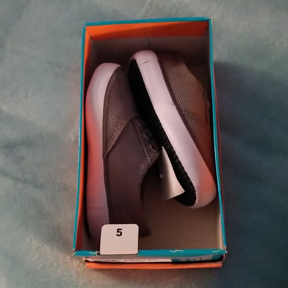 Toddler slip on sneakers NWT